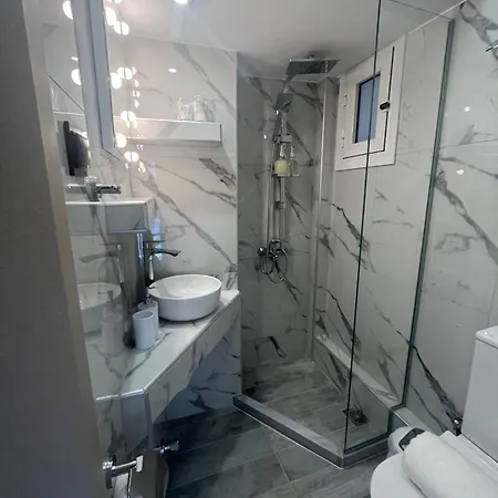 Digital Nomads Heaven With Fast Wi-fi & Workspace *